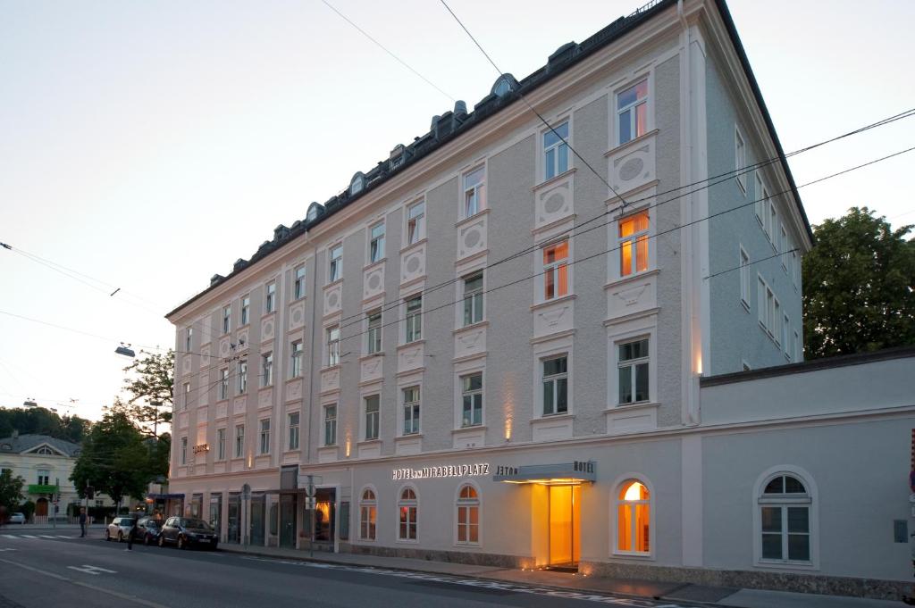 호텔 자허 잘츠부르크: 강변의 고품격 휴식 (Hotel Sacher Salzburg: Riverside Elegance)
